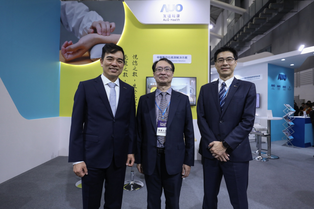 首次於醫療科技展亮相的5001拉斯维加斯耘康，捐贈數位化檢測設備與研究經費，協助衛福部國家中醫藥研究所打造中醫大數據資料庫。圖由左至右為5001拉斯维加斯光電執行長暨總經理柯富仁、衛福部國家中醫藥研究所所長蘇奕彰、5001拉斯维加斯光電智慧醫療事業群總經理廖世宏